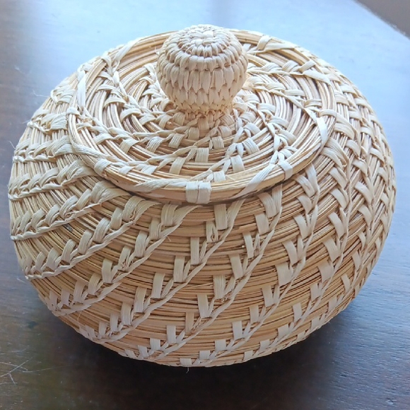Handwoven Tan Basket with Lid - Picture 2 of 4